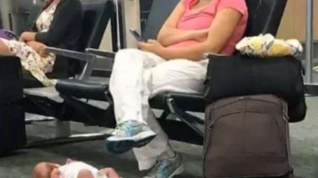 Ibu Ini Letakkan Bayi di Lantai Bandara, Alasannya Mengejutkan!