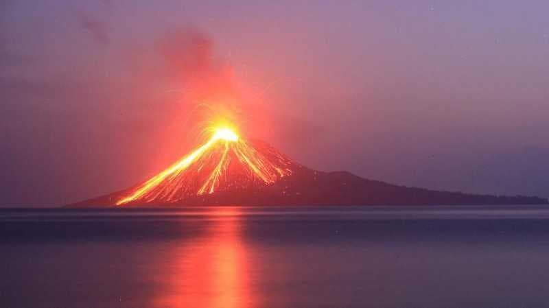Semalaman Gunung Anak Krakatau Meletus 44 Kali