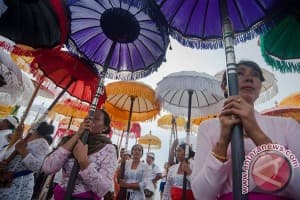 Ribuan Penganut Hindu Jalani "Jalanidhi Puja"