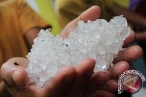Lombok Tengah Dilanda Hujan Es