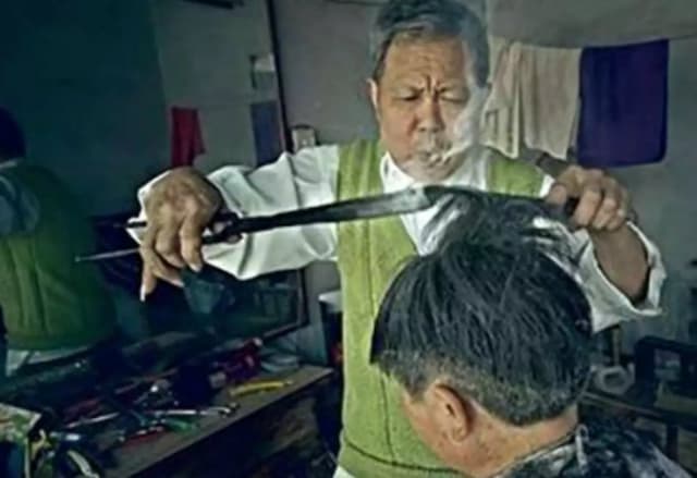  Tukang Cukur Ini Potong Rambut Pelanggannya Pakai Besi Panas 