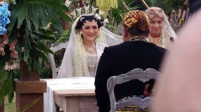 Pernikahan Vicky Shu-Imam Ade Cuma Dihadiri Kerabat