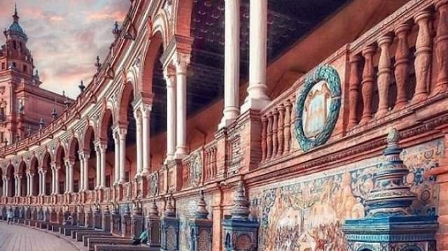 Indahnya Perpaduan Warna Bangunan Tua di Kota Sevilla Spanyol