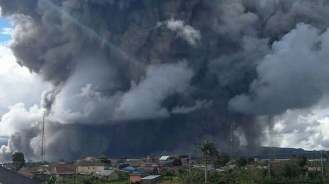 Sinabung Meletus Semburkan Awan Panas Setinggi 4.000 Meter