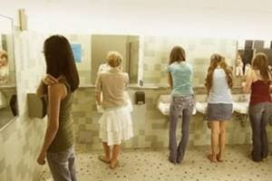 5 Jawaban Ngaco "Kenapa Cewek Kalau ke Toilet Selalu Barengan?"