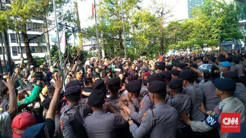 Demo Mitra Grab Rusuh, Polisi Tembak Gas Air Mata
