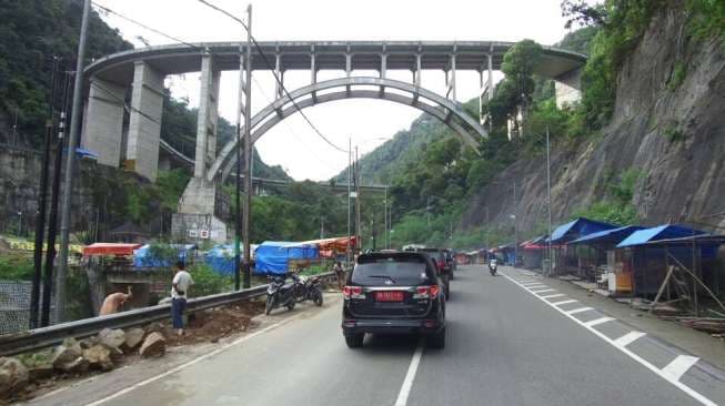 Jalan Jalur Mudik Lintas Sumatera Bergelombang dan Gelap