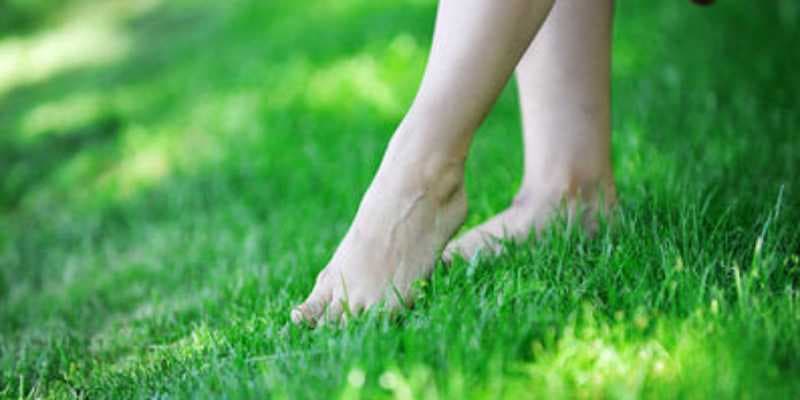 5 Manfaat Jalan Pagi di Atas Rumput bagi Kesehatan