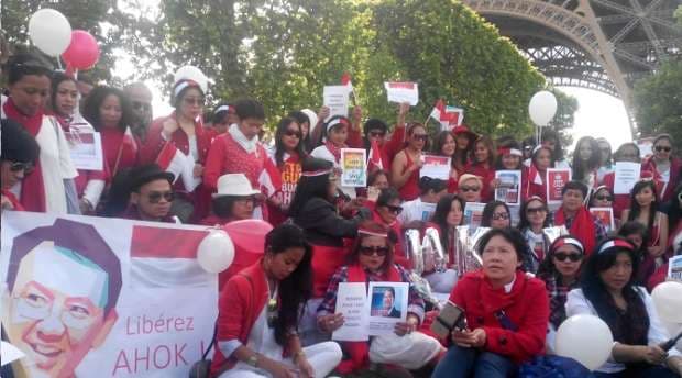 Warga Indonesia di Paris Gelar Aksi Dukung Ahok di Eifel