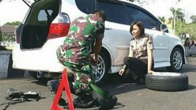 "So Sweet", Anggota TNI Ganti Ban Mobil Polwan