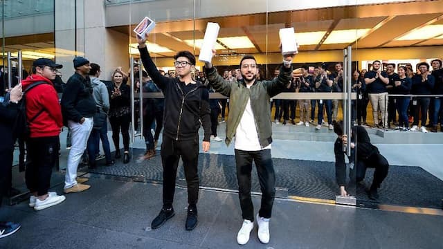 Ekspresi Bahagia Pemilik iPhone XS Max Pertama di Dunia