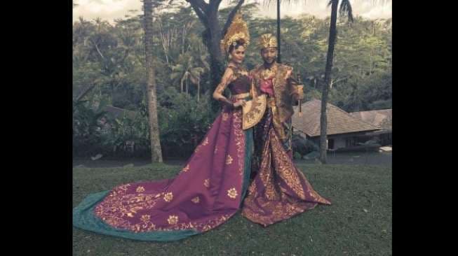 Bikin Kagum, John Legend-Chrissy Teigen Pakai Busana Bali