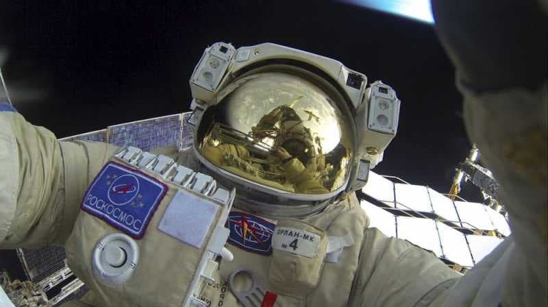 Baju Ruang Angkasa Neil Armstrong ke Bulan Mulai Terkoyak