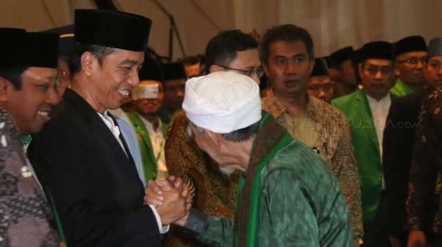 Jokowi Pakai Sarung dan Jas Kunjungi Ponpes di Jawa Timur
