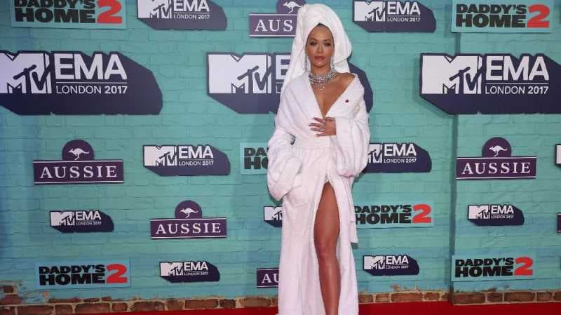 Rita Ora Pakai Jubah Mandi di Karpet Merah MTV EMA