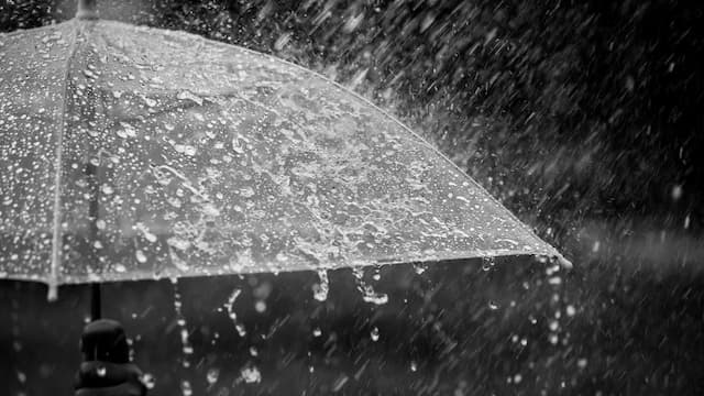 BMKG Beri Penjelasan Hujan Es yang Mengguyur Depok