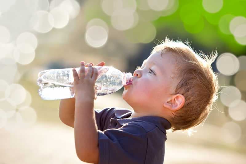 Para Ibu Harus Membiasakan Anak-anak Minum Air Putih, Ini Alasannya