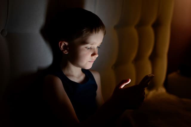 Anak dan Remaja Lebih Rentan Pengaruh Cahaya Biru Gadget Ketimbang Orang Dewasa