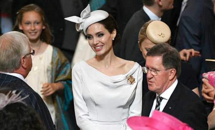 Angelina Jolie Tampilkan Fashion Ala Meghan Markle di Acara Kerajaan Inggris