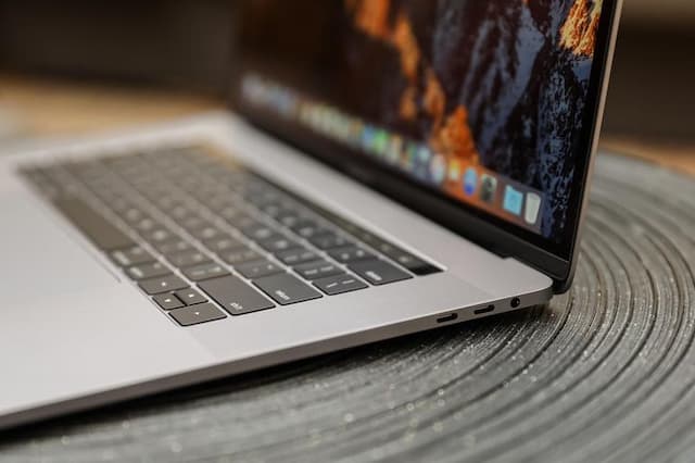 Apple Tarik MacBook Pro 15 Inci Keluaran 2015-2017, Ini Alasannya