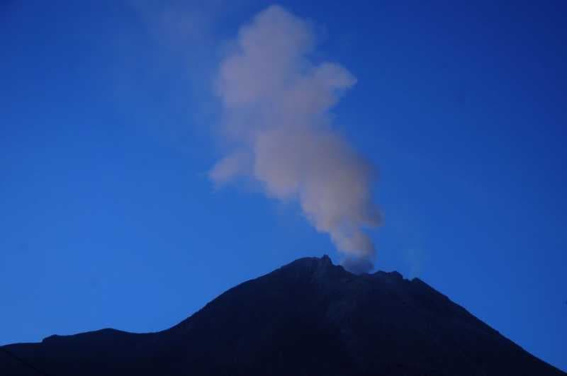 Gunung Merapi Letuskan Awan Panas 800 Meter