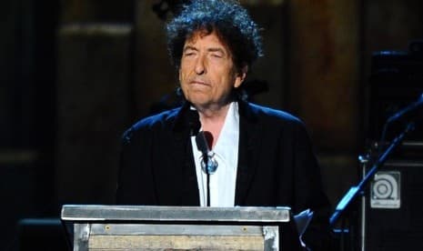 Bob Dylan Terima Penghargaan Nobel dalam Pertemuan Tertutup
