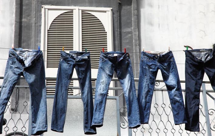 Begini Cara Praktis Membersihkan Celana Jeans