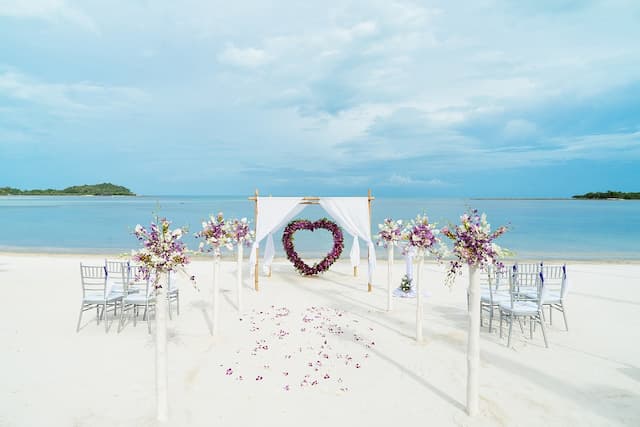 4 Tips Bergaya saat Menghadiri Beach Wedding