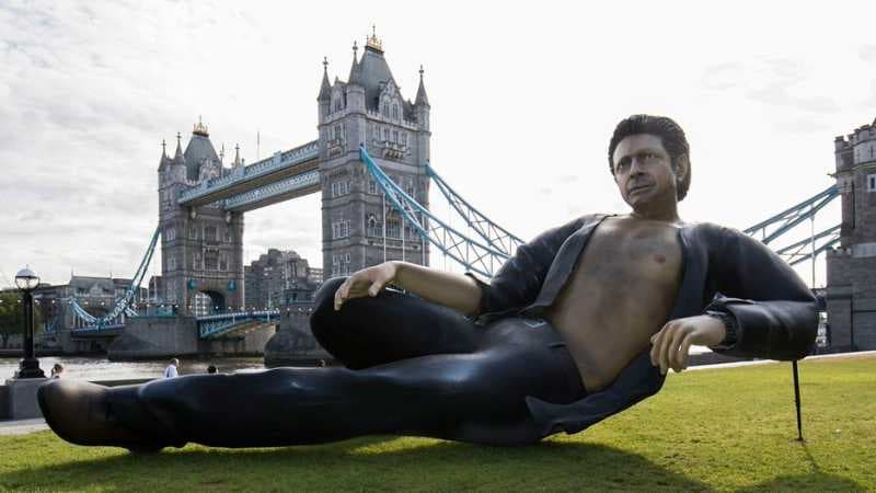Patung Jeff Goldblum Mejeng di Pinggir Sungai Thames