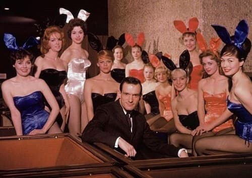 20 Foto Kehidupan Mewah Hugh Hefner, Sang Bos Playboy