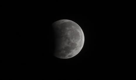 Warga Antre Tonton Gerhana Bulan di Planetarium Cikini