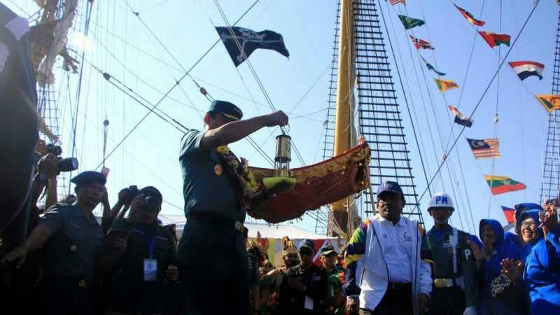 Api Obor Asian Games Berlayar dengan Kapal Dewaruci ke Makassar