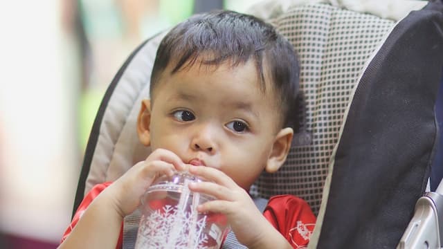 Benarkah Minum Es dapat Menyebabkan Anak Flu?