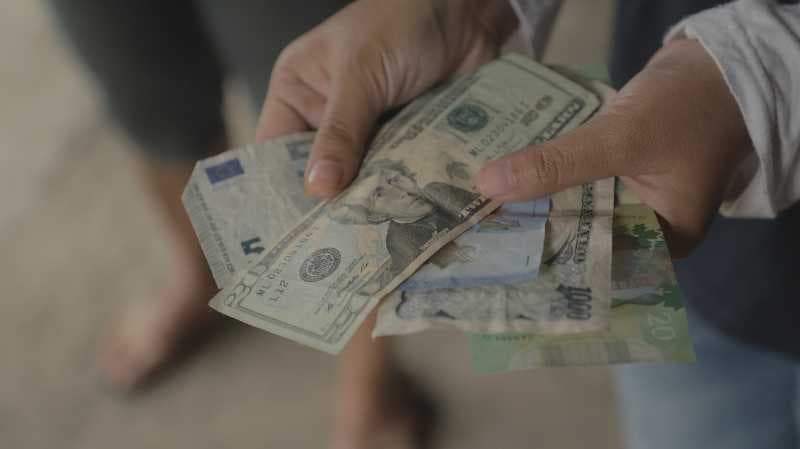 Menguji Keaslian Dolar di Tumpukan Sampah di Bogor
