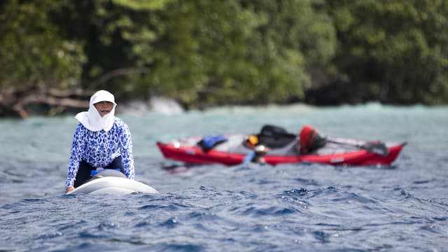 Cara Menteri Susi Hilangkan Stres: Main Paddle Board