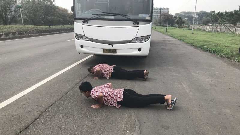 Sopir Bus Dihukum Push Up karena Naik-Turunkan Penumpang di Tol
