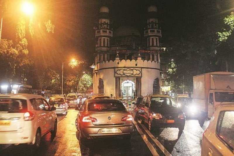Masjid Unik di Mumbai Ini Terletak di Tengah Jalan