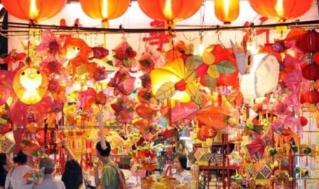 Wisman Serbu Perayaan Mid-Autumn Lantern Festival di Batam