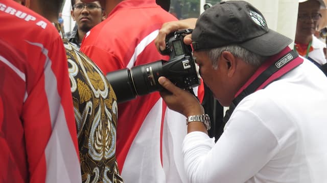 Gaya Menteri PUPR saat Jadi Fotografer Dadakan Jokowi