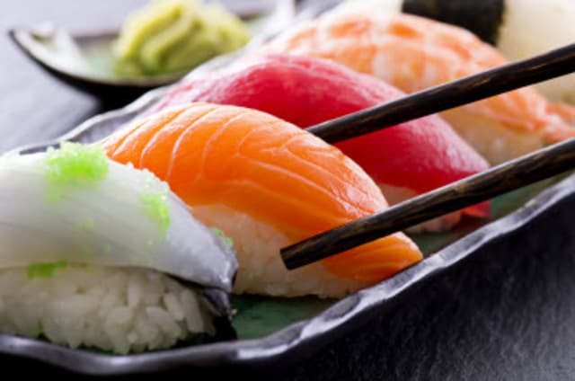 Cara Makan Sushi yang Benar 