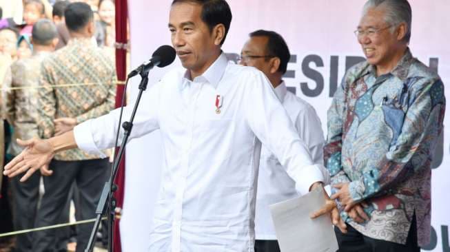 Buka Piala Presiden 2017, Presiden Jokowi Bagi-bagi Bola