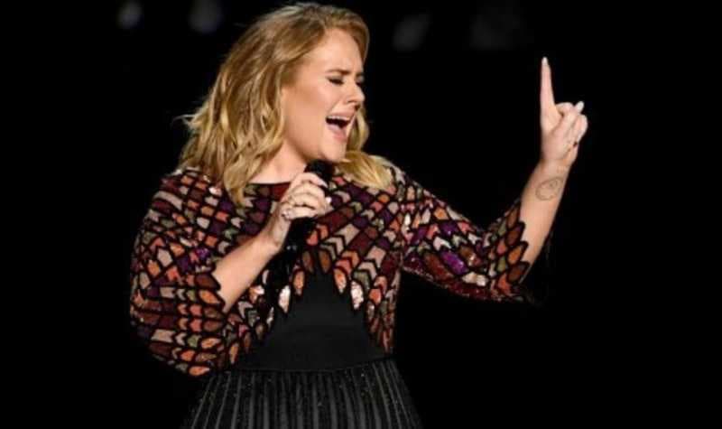 Adele Nyaris Jatuh di Panggung Saat Konser di Australia