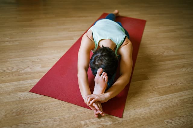 5 Pose Yoga Sederhana untuk Menjaga Kebugaran Saat Puasa