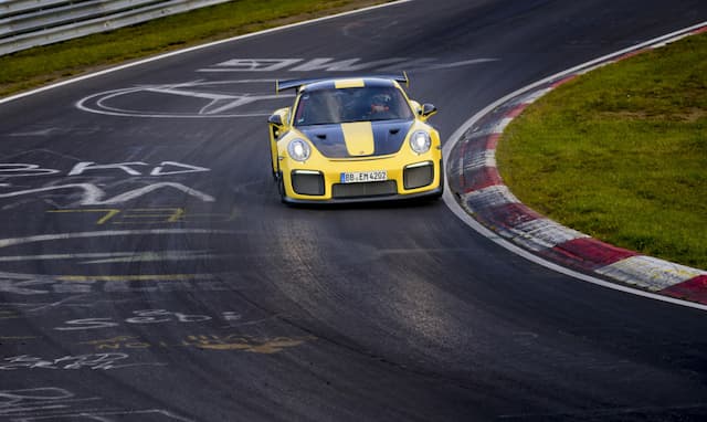 Porsche 911 GT2 RS, Si Buas dan Pencetak Rekor Tercepat 