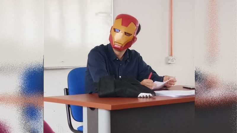 Dosen Ini Pakai Topeng Iron Man saat Mengajar, Kenapa ya?