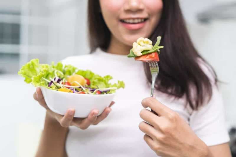 Rutin Makan Salad Bikin Usia Otak Jadi Lebih Muda? Ini Penjelasan Ahli