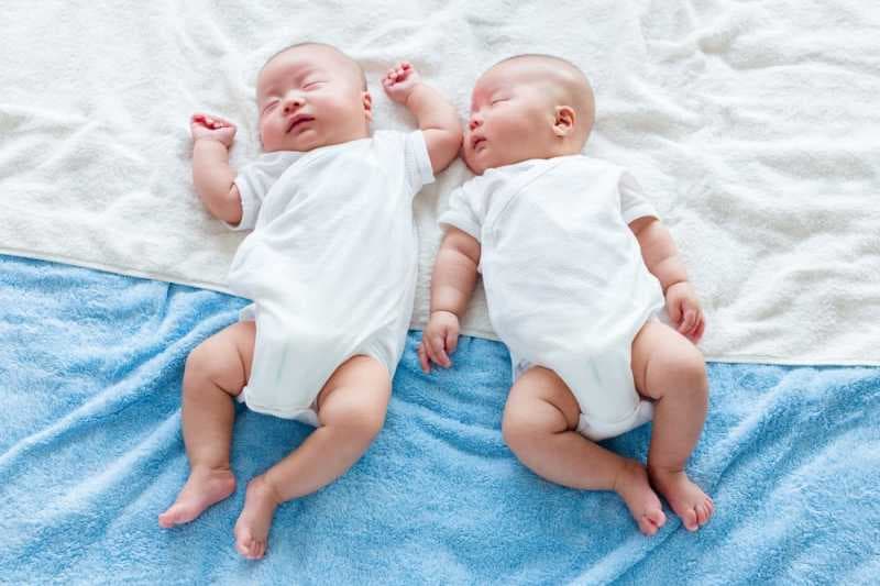 Tips Menyusui Bayi Kembar: 4 Hal yang Harus Diperhatikan