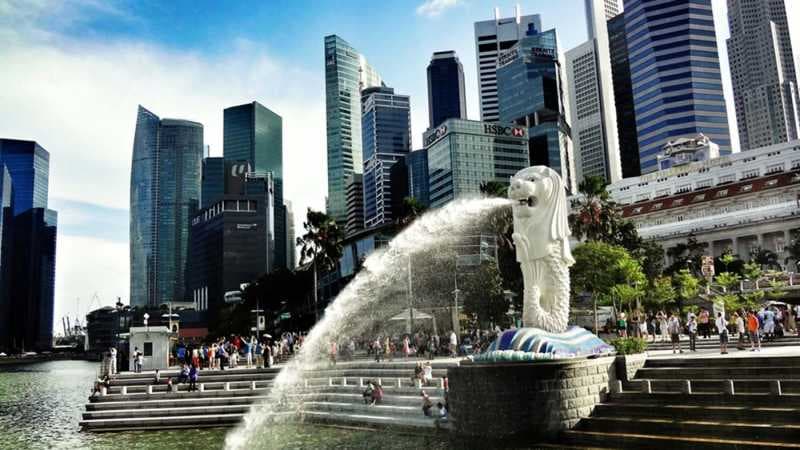 2 Pemuda Tertangkap CCTV Mancing Ilegal di Merlion Park Singapura