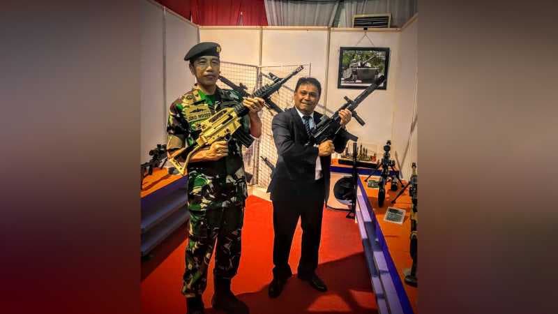 Gaya Jokowi Bak Rambo Tenteng Senjata Serbu Buatan Pindad