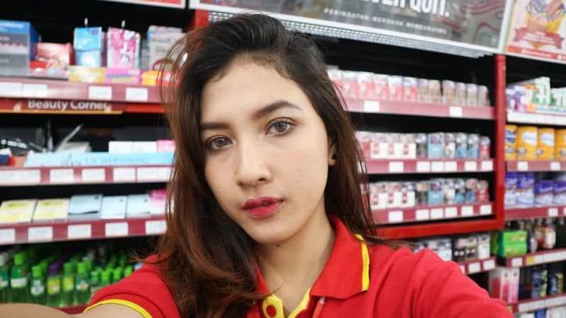 Kisah Biila, Kasir Minimarket yang Dicibir karena Berparas Jelita